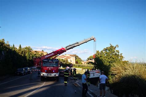 incidente san gimignano oggi|Rimorchio tir si ribalta colpendo famiglia turisti a S.Gimignano